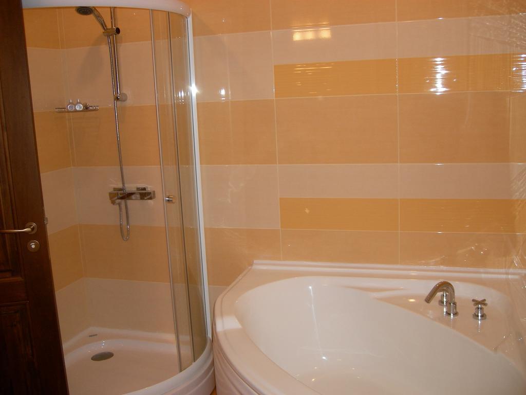 Sinabovite Houses Hotel Badevtsi Phòng bức ảnh